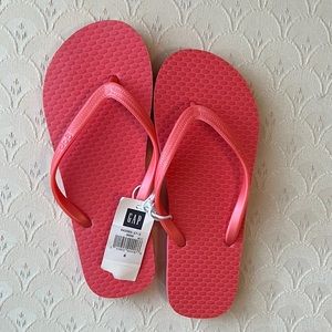 Gap flip flops NWT, 6